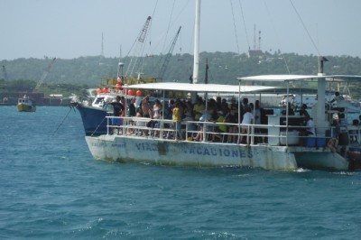 Tanzboot im Ankerfeld
