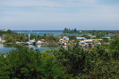 Blick vom Roatan Yachtclub zjm Ankerplatz