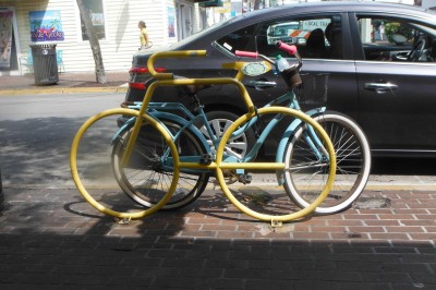 Gelber Fahrradständer